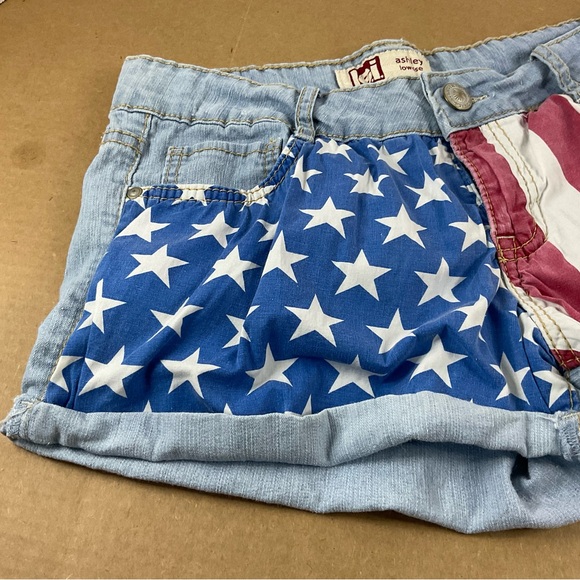 L.E.I LowRise Jean Short - Picture 3 of 9